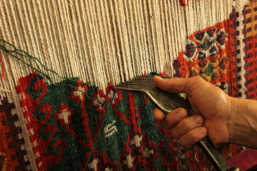 Hand-Knotted vs. Hand-Woven Rug: What is the Difference?